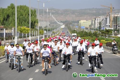 踐行環(huán)保低碳，低碳自行車騎行宣傳