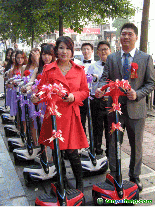 低碳婚禮：平衡車迎親，賺足眼球收獲滿滿的祝福